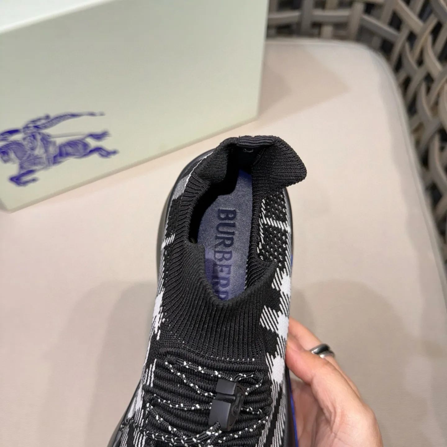 Men's shoes: 500💰BURBERRY/Burberry plaid knitted Neptune sneakers｜With breathable sock-style upper｜Embellished with knitted Burberry plaid｜Leather lining Incorporated into a plaid lace design｜Equipped with B-shaped shield buckle｜The sole is decorated with a large wrapped equestrian knight logo (EKD)｜Round toe #drawstring closure#The sole is decorated with the equestrian knight logo (EKD)｜At least 50% of the main materials of the boutique are from renewable sources Size: 39-44 (45 custom-made)